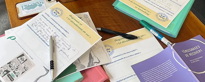 documents et autres crayons posés sur une table
