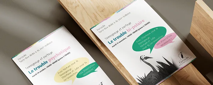 Deux flyers posés sur une étagère au sol
