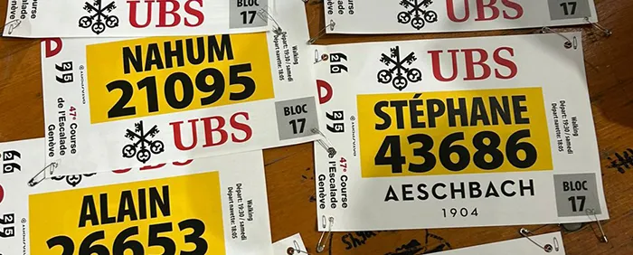 Dossards de la course de l’Escalade posés sur une table