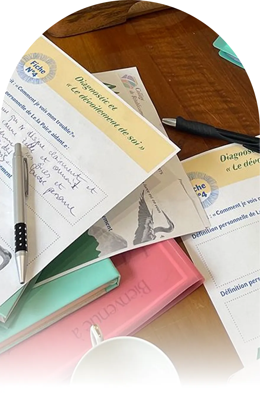 documents et autres crayons posés sur une table